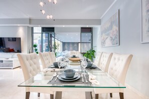 Appartement Luxe, 3 chambres, non-fumeur | Restauration dans la chambre