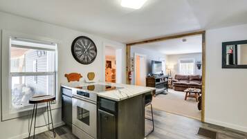 Coffee/tea maker, fridge, microwave, stovetop