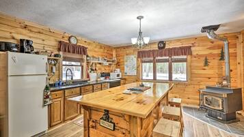 Coffee/tea maker, fridge, microwave, stovetop
