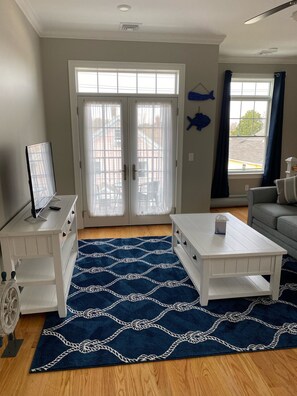 Smart TV, lareira, livros