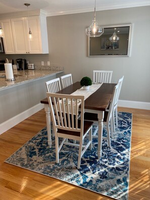 Dining - Luxury Accommodations (Newport)