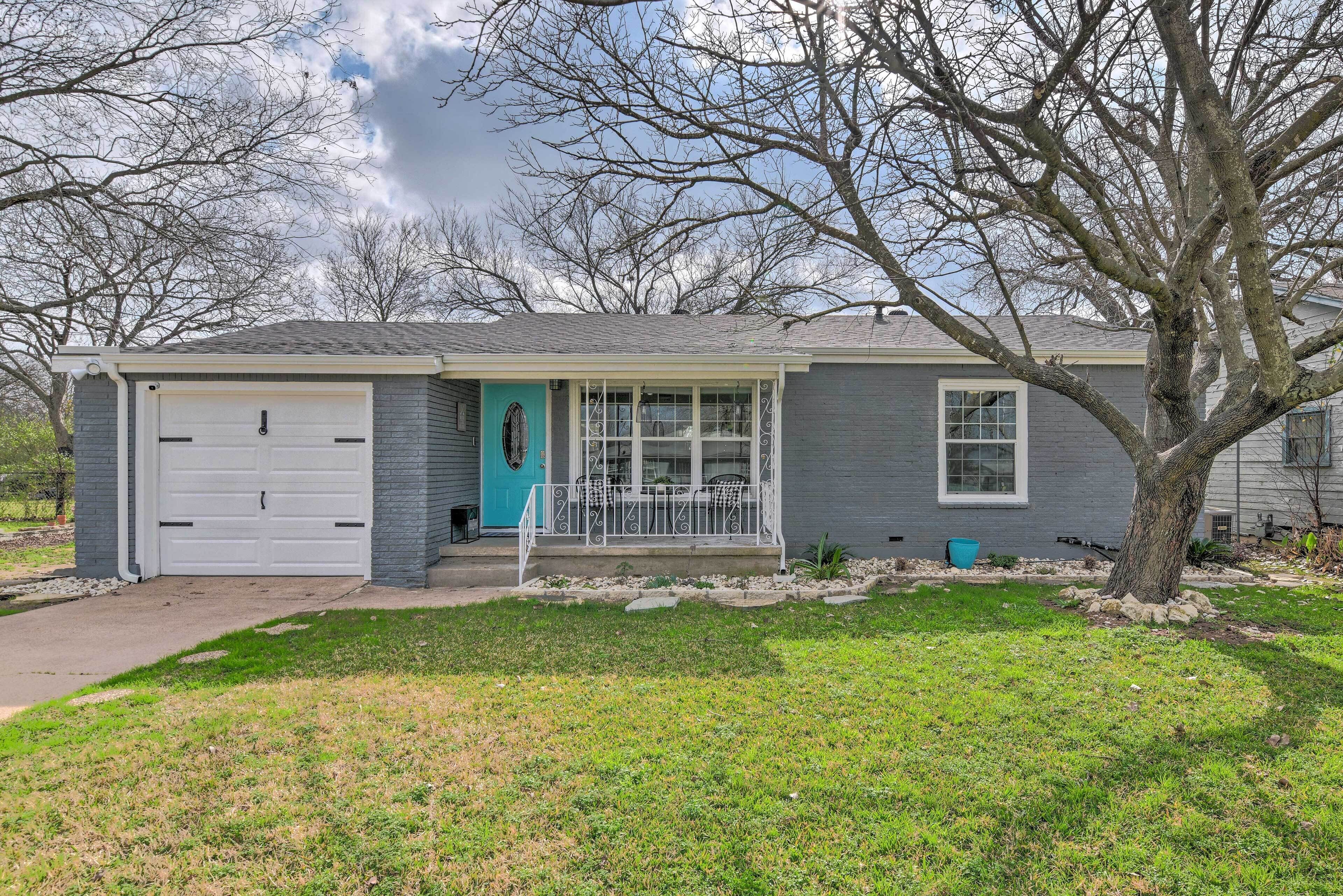 Cozy Home w/ Fire Pit: 3 Mi to Lake Whitney!