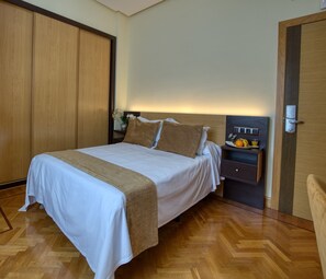 Comfort Double Room | In-room safe, desk, soundproofing, free WiFi