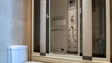 Habitación junior con 1 cama doble o 2 individuales | Baño | Ducha y bañera combinadas y toallas