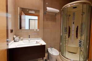 Combined shower/tub, towels