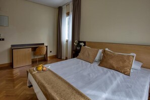 Comfort Double Room | In-room safe, desk, soundproofing, free WiFi