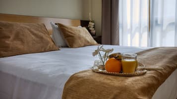 Habitación junior con 1 cama doble o 2 individuales | Caja fuerte, escritorio, sistema de insonorización y wifi gratis