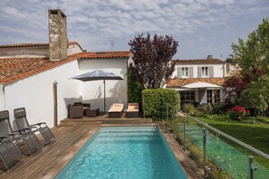 Outdoor pool, a heated pool - In the heart of Saint Martin de Ré, large house with courtyard, garden and swimming pool. (Saint-Martin-de-Ré)