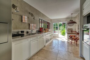 Fridge, microwave, oven, stovetop - In the heart of Saint Martin de Ré, large house with courtyard, garden and swimming pool. (Saint-Martin-de-Ré)
