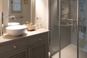 Shower, hair dryer, bidet, towels