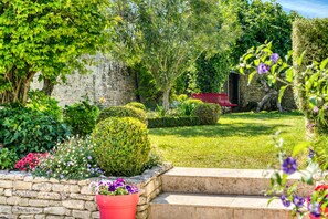 Property grounds - In the heart of Saint Martin de Ré, large house with courtyard, garden and swimming pool. (Saint-Martin-de-Ré)