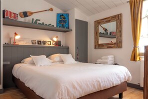 5 bedrooms, iron/ironing board, free WiFi, bed sheets - In the heart of Saint Martin de Ré, large house with courtyard, garden and swimming pool. (Saint-Martin-de-Ré)