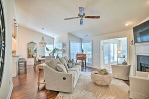 TV, fireplace - Resort Villa on Golf Course with Beach Access! (Pawleys Island)