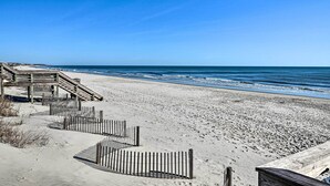 Ein Strand mit Holzstegen und einer Holzkonstruktion.