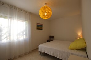 3 bedrooms, iron/ironing board, bed sheets, wheelchair access