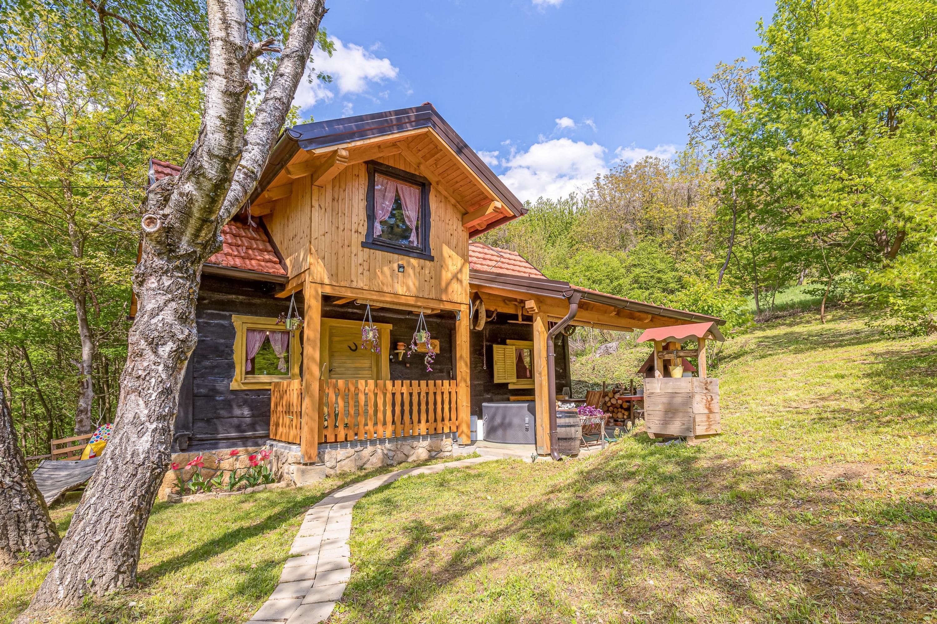 Family House, 2 Bedrooms, Fireplace, Mountainside (Chalet Birchwood With Whirlpool and) | Exterior