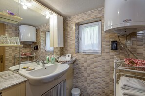 Shower, hair dryer, towels, soap - Chalet Birchwood With Whirlpool and Sauna (Breznicki Hum)
