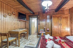 Family House, Multiple Bedrooms, Mountainside (Chalet Birchwood With Whirlpool and)