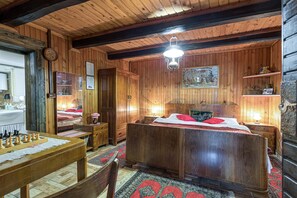 Familiehus - flere soveværelser - ved bjerg (Chalet Birchwood With Whirlpool and) | 2 soveværelser, arbejdsområde til bærbare computere