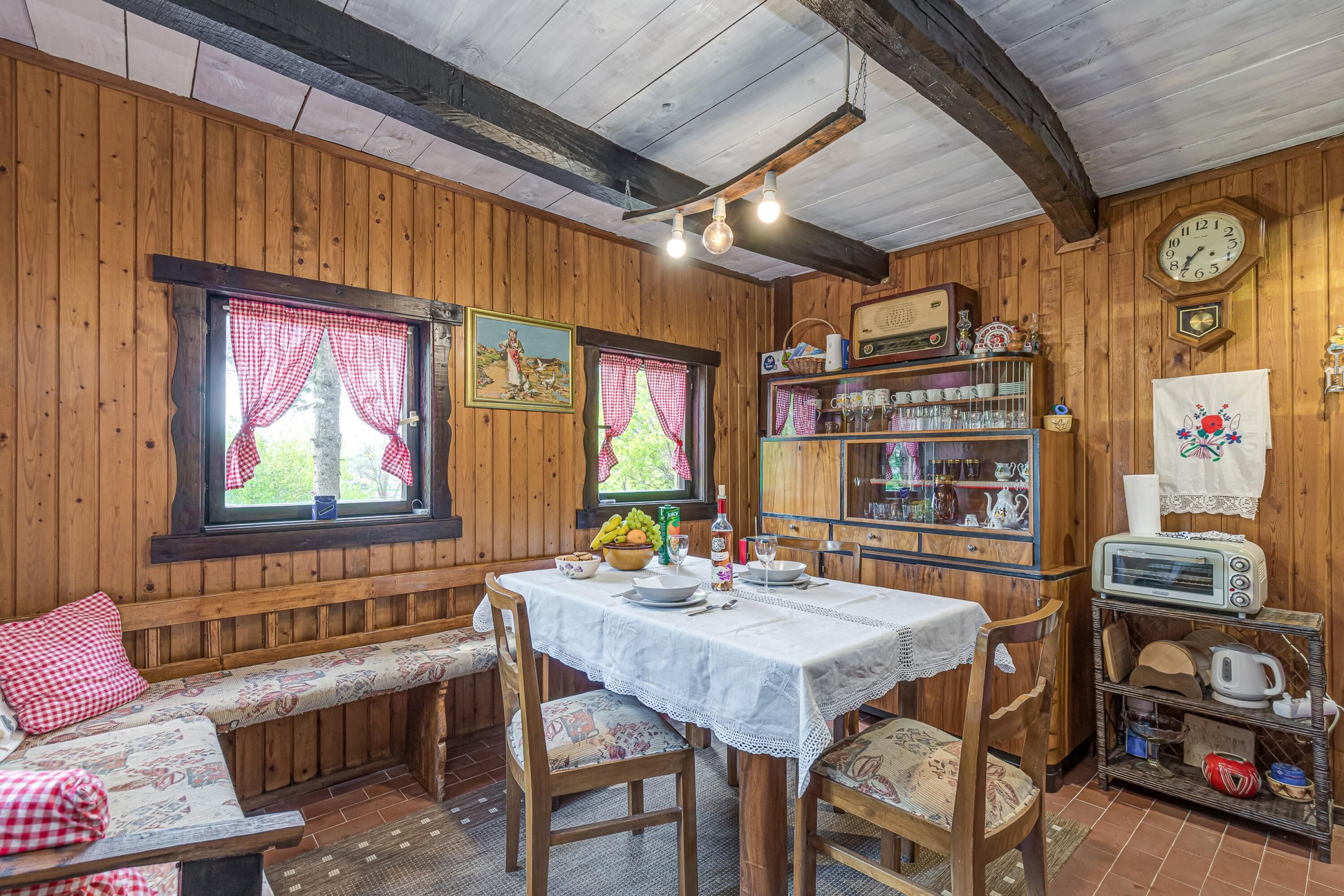 Family House, Multiple Bedrooms, Mountainside (Chalet Birchwood With Whirlpool and) | Dining
