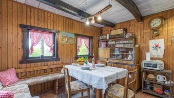 Family House, Multiple Bedrooms, Mountainside (Chalet Birchwood With Whirlpool and) | Dining