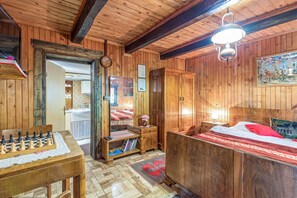 Family House, 2 Bedrooms, Fireplace, Mountainside (Chalet Birchwood With Hot Tub and) | 2 bedrooms, iron/ironing board, WiFi, bed sheets - Chalet Birchwood With Hot Tub and Sauna (Breznički Hum)