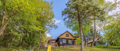 Family House, Multiple Bedrooms, Mountainside (Chalet Birchwood With Whirlpool and) | Exterior