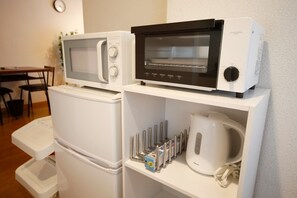 A kitchenette with a microwave, oven, and coffee maker on a white countertop. - 406 Equipped with fixed WiFi Near Hakata station - Pine Hills Minoshima 406 / Fukuoka Fukuoka (Fukuoka)
