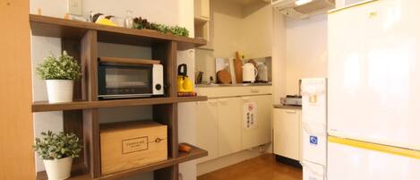 Fridge, microwave, stovetop, cookware/dishes/utensils