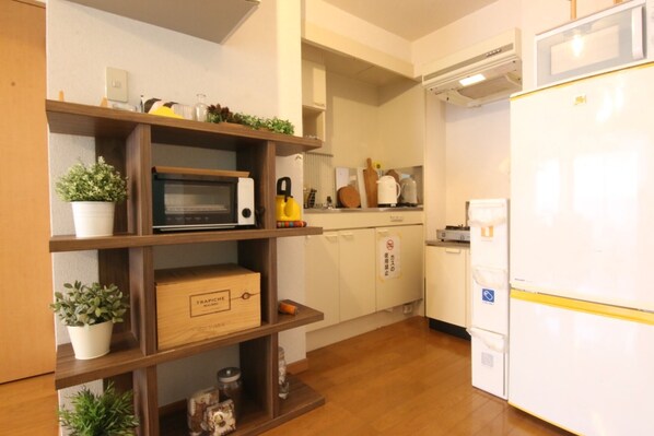 Fridge, microwave, stovetop, cookware/dishes/utensils