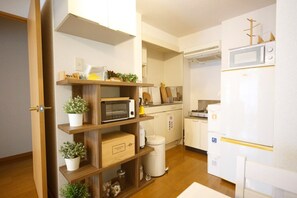 Kühlschrank, Mikrowelle, Herdplatte, Kochgeschirr/Geschirr/Besteck