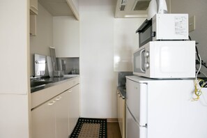 Kühlschrank, Mikrowelle, Herdplatte, Kochgeschirr/Geschirr/Besteck