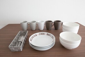 Réfrigérateur, micro-ondes, plaque de cuisson