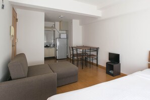 1 quarto, escrivaninha, ferros/tábuas de passar roupa, Wi-Fi de cortesia