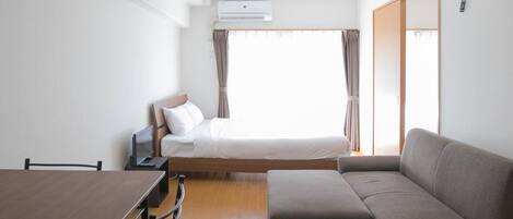 1 室のベッドルーム、デスク、アイロン / アイロン台、WiFi (無料)