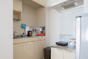 Fridge, microwave, stovetop, cookware/dishes/utensils - 402 Equipped with fixed WiFi Near Hakata station - Pine Hills Minoshima 402 / Fukuoka Fukuoka (Fukuoka)