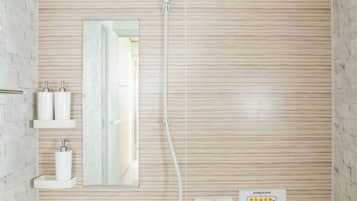 Combined shower/tub, hair dryer, bidet, towels