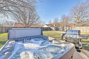 Outdoor spa tub - Fayetteville Home w/ Hot Tub ~ 3 Mi to U of A! (Fayetteville)