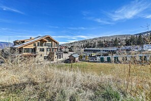 Eine Lodge mit einer großen Holzbeschreibung, einer Seilbahn und einem Bergpanorama.