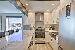 Fridge, microwave, stovetop, dishwasher - Snowmass Condo: Great Proximity to Chair Lift (Snowmass Village)