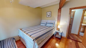 4 bedrooms, iron/ironing board, free WiFi, bed sheets