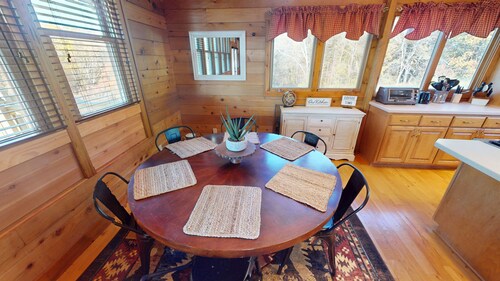 Luxury Lodge on 125 acres on Hocking Hills Farm