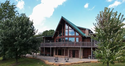 Luxury Lodge on 125 acres on Hocking Hills Farm