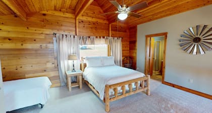 Luxury Lodge on 125 acres on Hocking Hills Farm