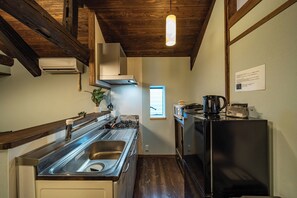 Kühlschrank, Mikrowelle, Herdplatte, Kochgeschirr/Geschirr/Besteck