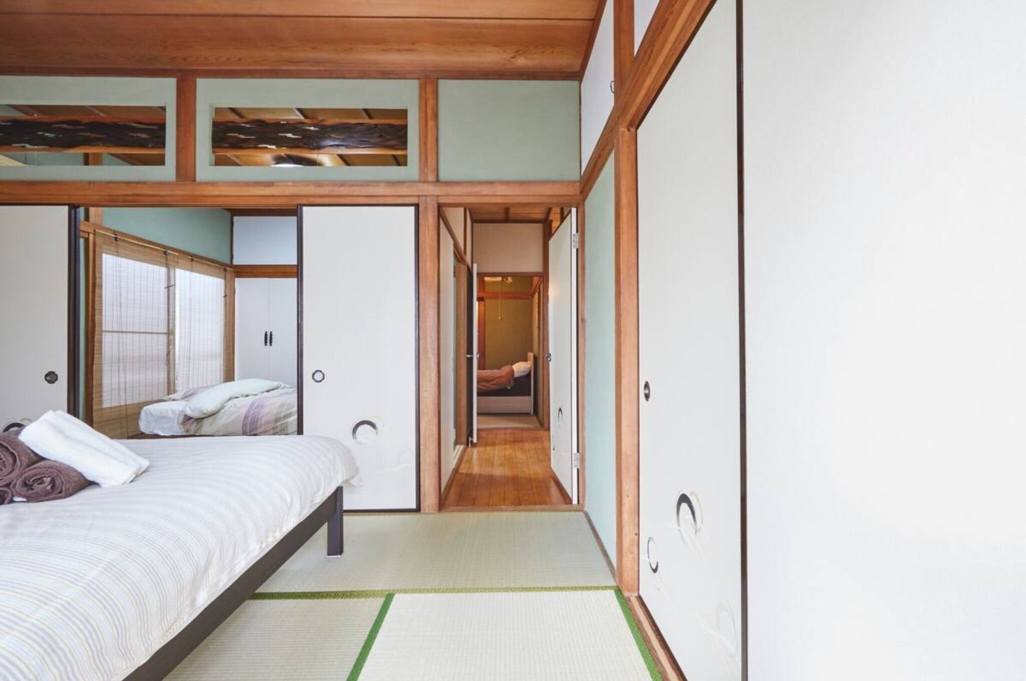 4 quartos, escrivaninha, ferros/tábuas de passar roupa