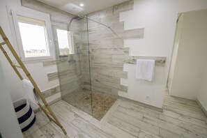 Baignoire, sĂšche-cheveux, serviettes fournies, savon