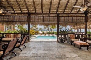 Villa Prestige | Aire de séjour | Téléviseur à écran plat de 42 po avec télévision par câble, téléviseur