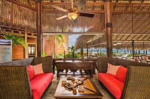 Villa Premium | Coin séjour | Télévision à écran plat de 42 pouces avec chaînes par câble, télévision