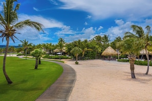 Privat strand, vit sandstrand, gratis strandcabanor och solstolar